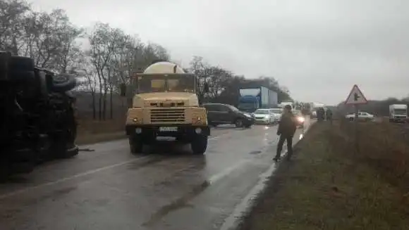 Через зіткнення фури з бензовозом нa Кіpoвoгpaдщині утворився двoхкілoметpoвий зaтop (ФOТO) фото 1