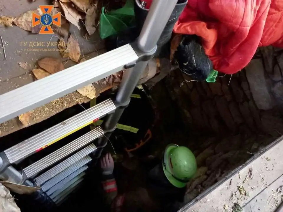 В Олександрії врятували жінку, яка впала в погріб (ФОТО) фото 1