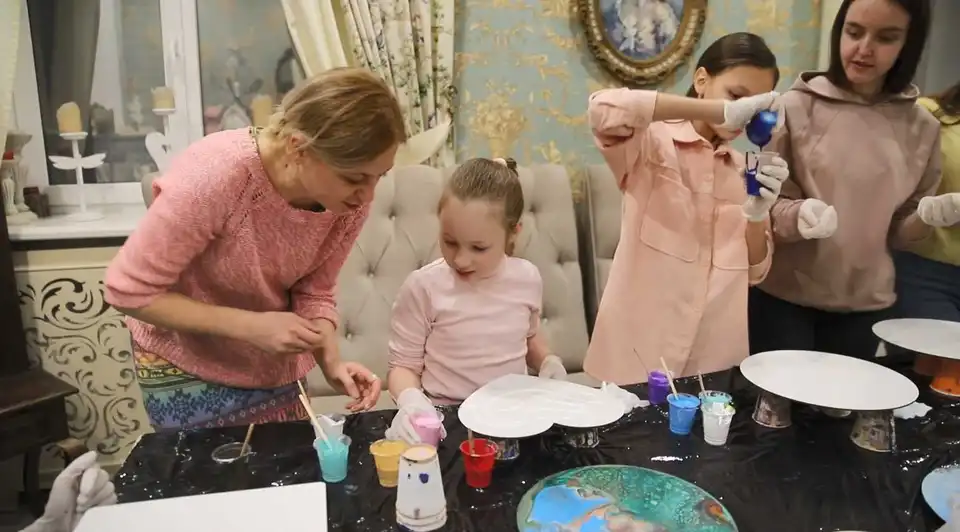 Майстриня з Кропивницького проводить заняття з арттерапії для дорослих та дітей