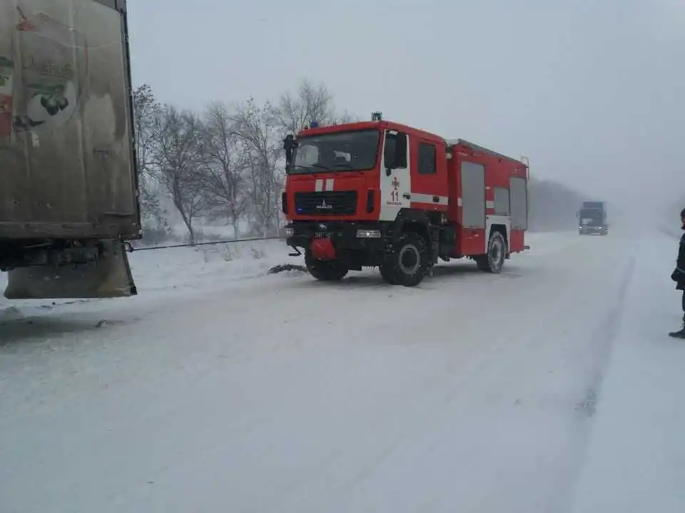 На Кіровоградщині через негоду понад півсотні автівок потрапили у затори (ФОТО)