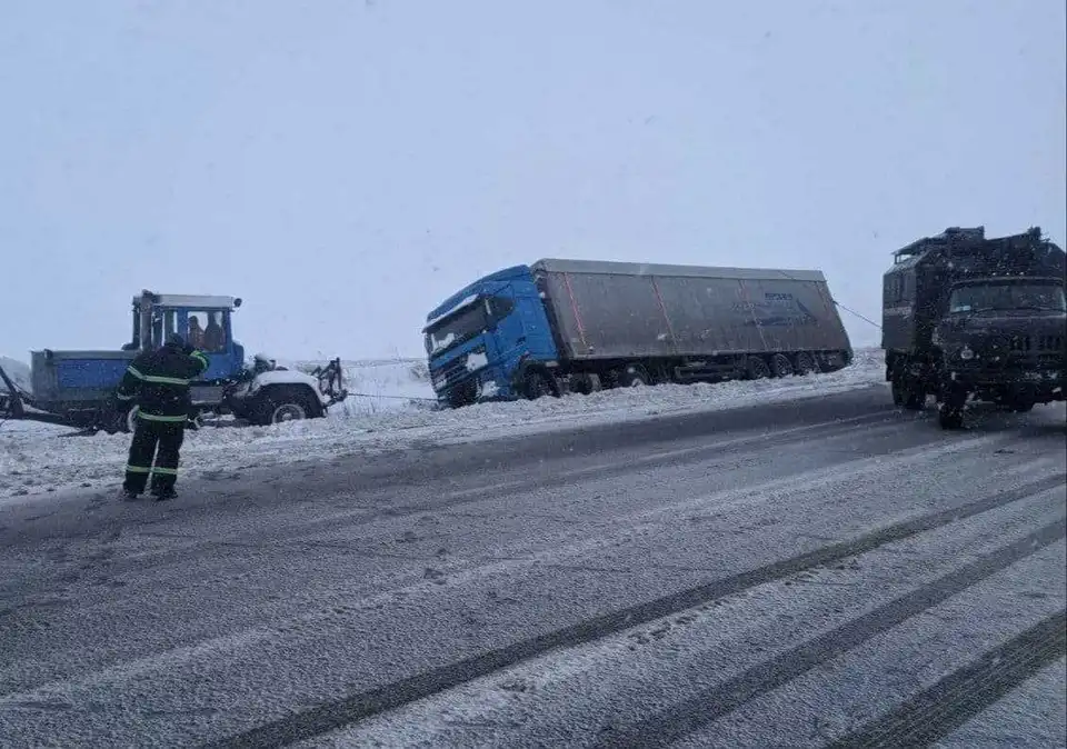 Наслідки негоди: 27 населених пунктів Кіровоградщини без світла, 46 машин у снігу (ФОТО) фото 1