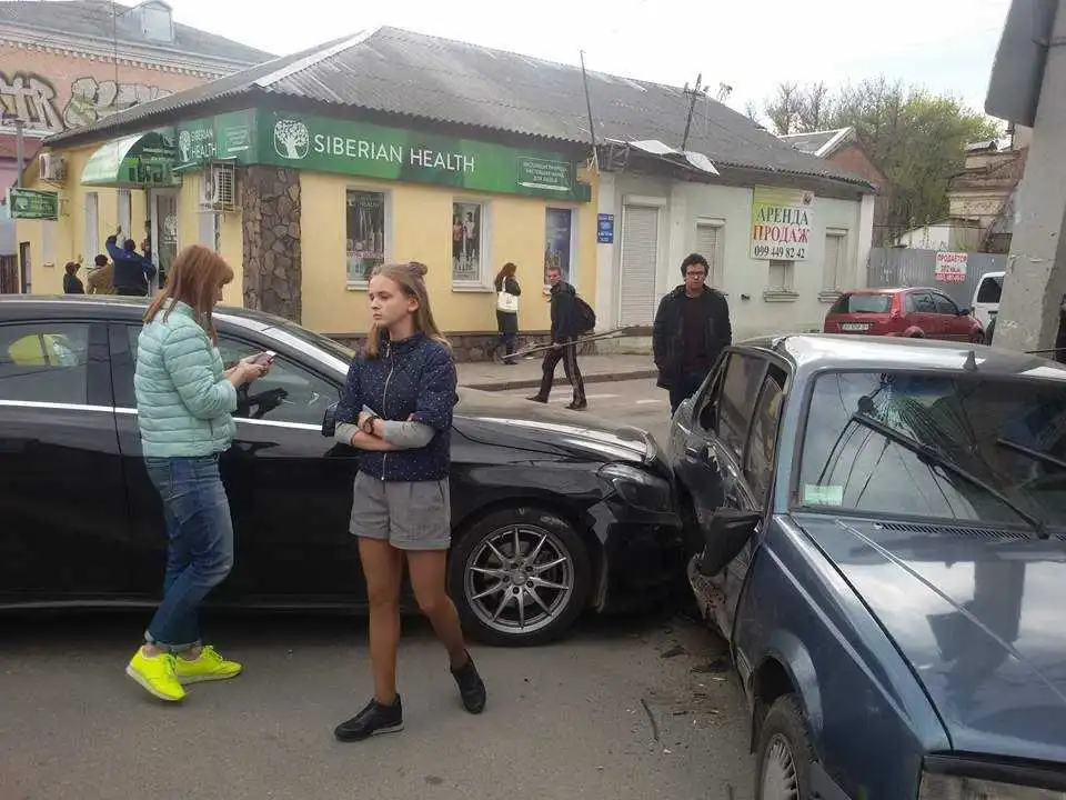 «Mercedes» у центрі Кропивницького протаранив старенький «Opel» (ФОТО)