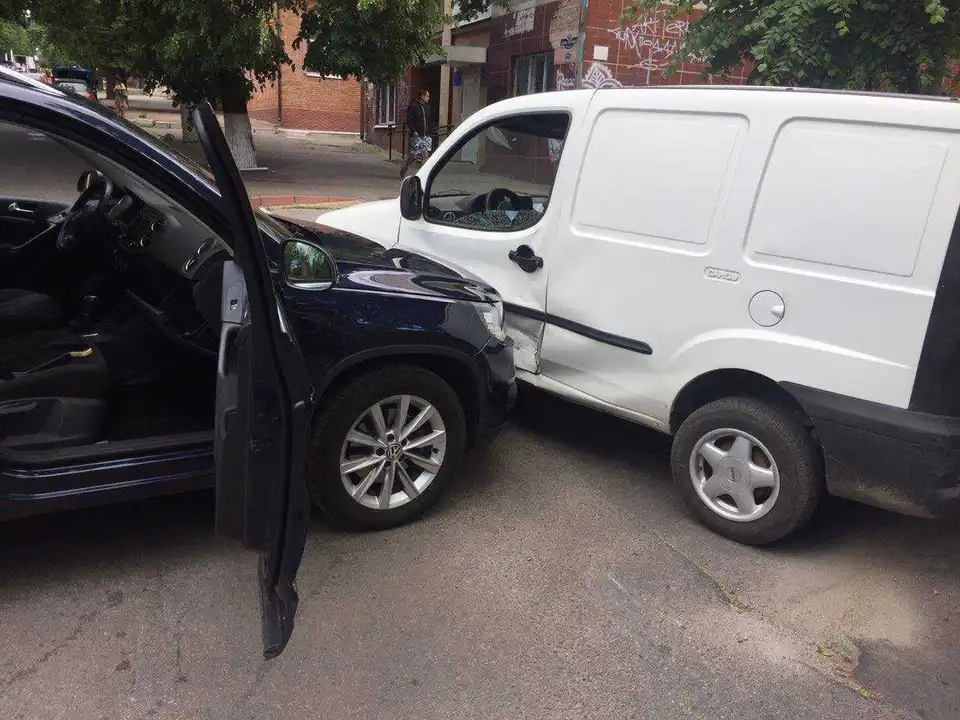 У центрі Кропивницького «Volksvagen» протаранив «Fiat» (ФОТО)
