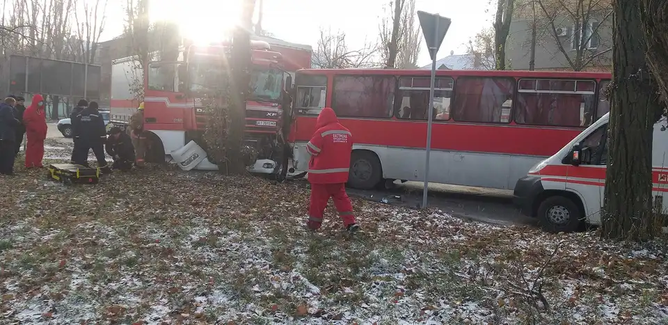 На Кіровоградщині зіткнулися вантажівка і пасажирський автобус, є потерпілий (ФОТО)