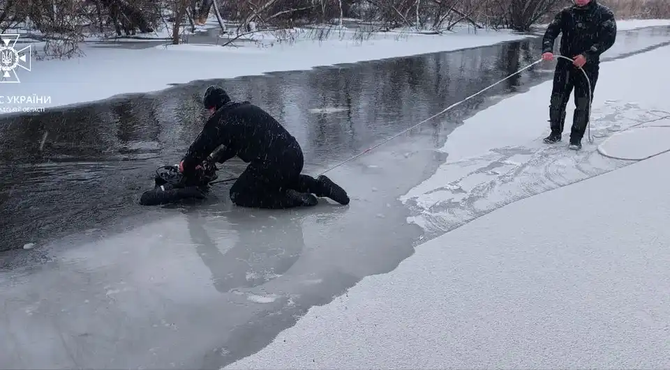 пошуки дитини яка провалилась під кригу