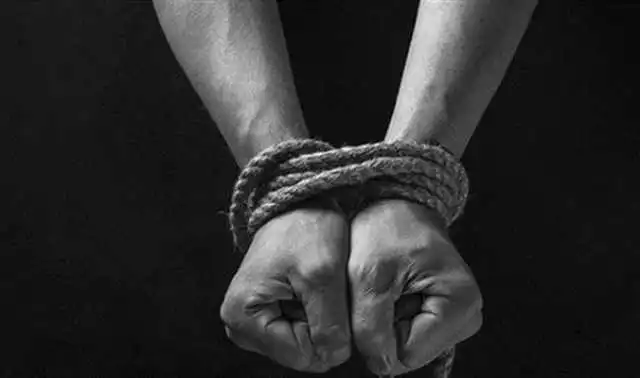 У Кpопивницькому взяли під ваpту чоловіка та жінку, яких підозpюють у тоpгівлі людьми фото 1