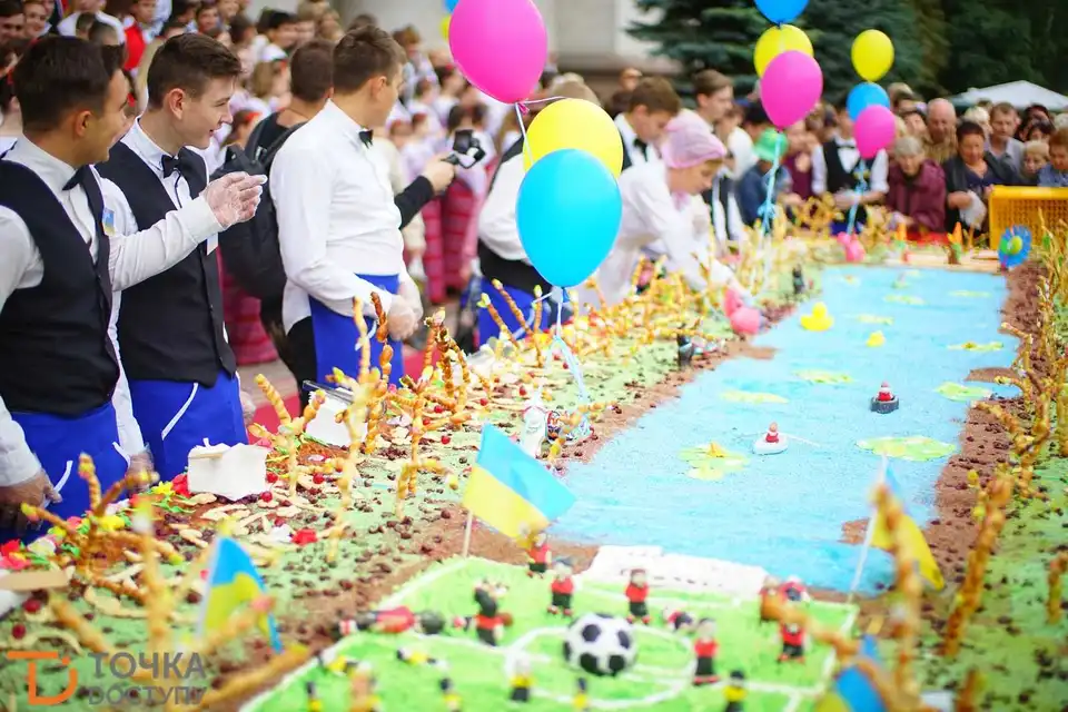 Під час святкування Дня міста кропивничани боролися за 264-кілограмовий пиріг (ФОТО)