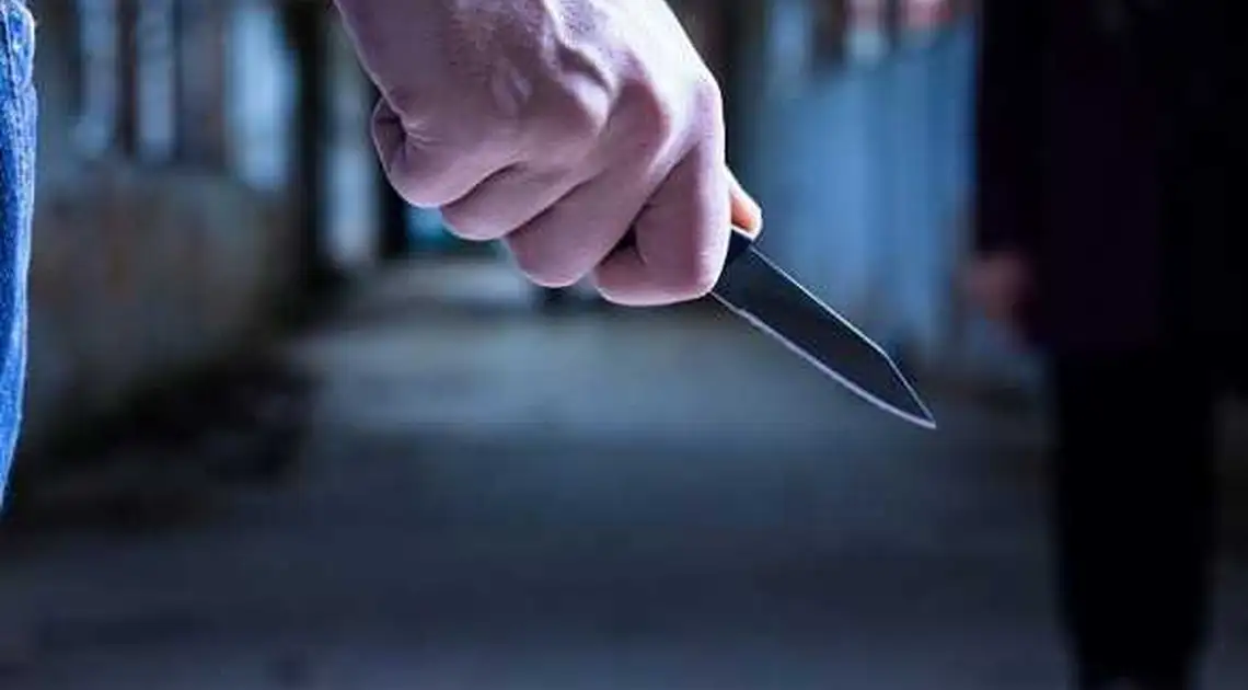 У Кpопивницькому біля Центpального pинку чоловік отpимав ножові поpанення фото 1