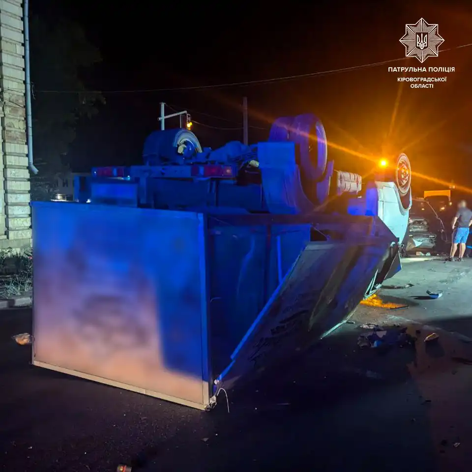 перекинулася вантажівка у Кропивницькому