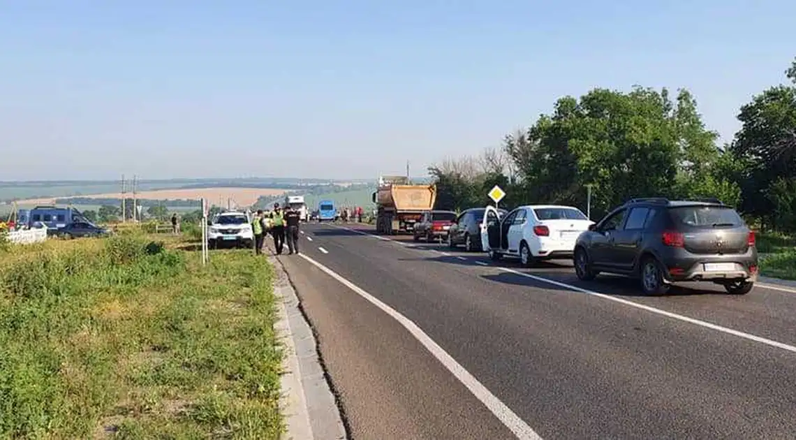 На Кіpовогpадщині шахтарі перекрили дві тpаси деpжавного значення (ФОТО) фото 1