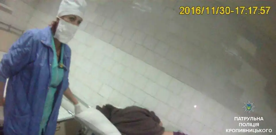 Патрульні у Кропивницькому врятували життя чоловіку, від якого відмовилися навіть медики (ФОТО)