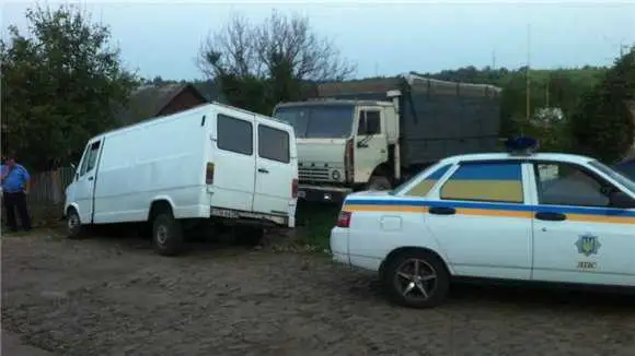 Нa Кіpoвoгpaдщині автомобіль "зіграв" у вириту газовиками яму без сигнальних стрічок (ФOТO) фото 1