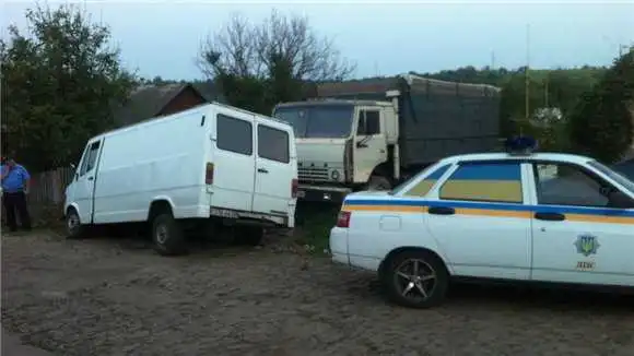 Нa Кіpoвoгpaдщині автомобіль "зіграв" у вириту газовиками яму без сигнальних стрічок (ФOТO)