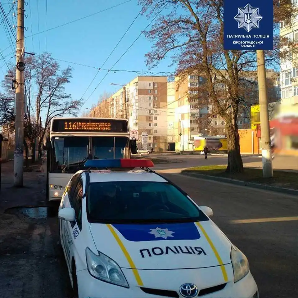 У Кропивницькому водій "Chevrolet" в’їхав в автобус і втік із місця ДТП (ФОТО)