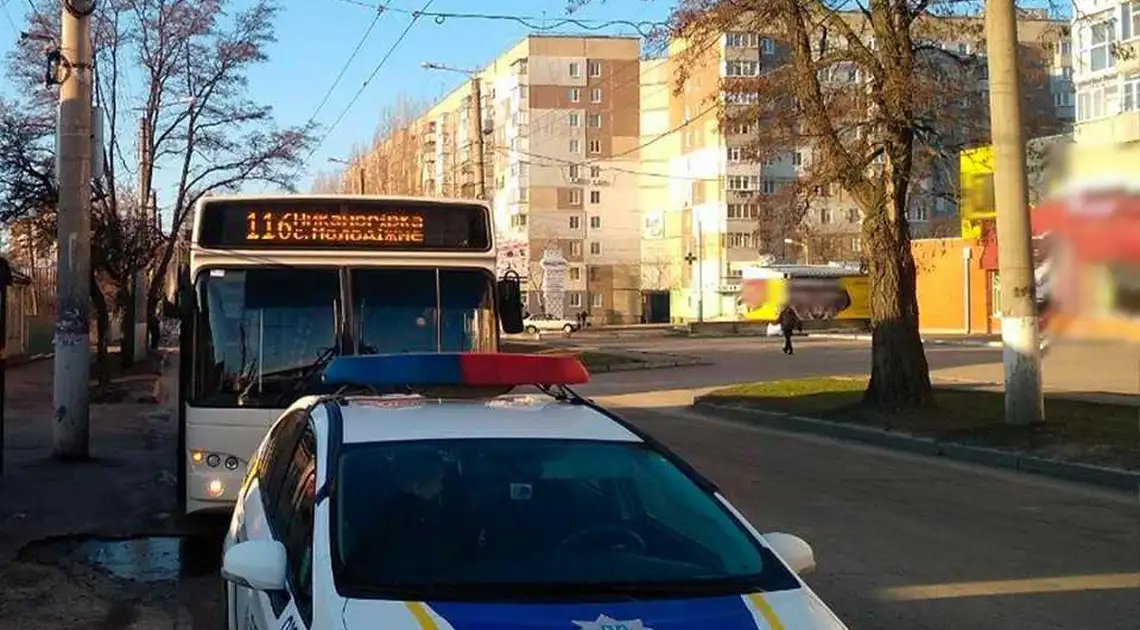 У Кропивницькому водій "Chevrolet" в’їхав в автобус і втік із місця ДТП (ФОТО) фото 1