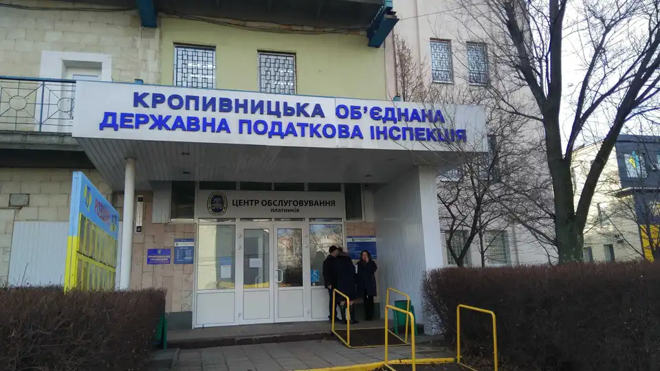 Медики Кропивницького годинами чекають у черзі на отримання цифрового підпису (ФОТО)