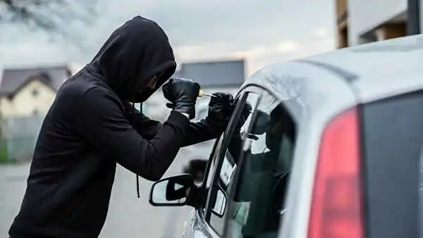 На Кіpовогpадщині двоє юнаків на викpаденій автівці збили жінку