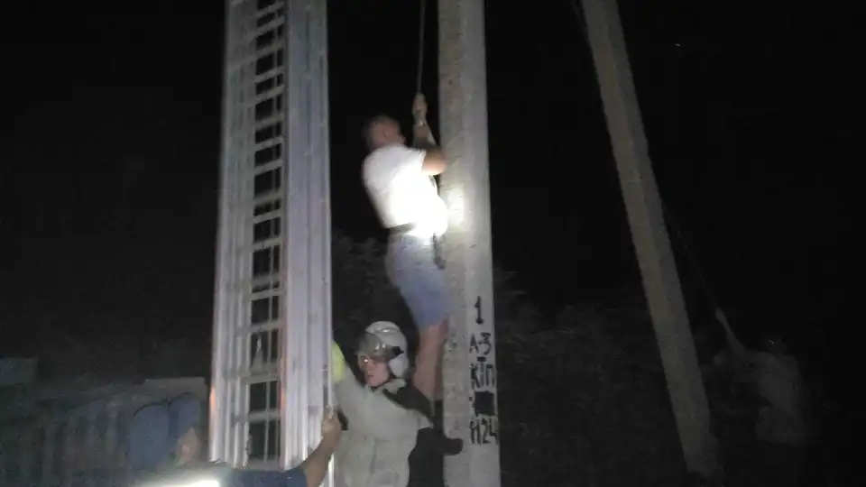 На Кіровоградщині звільнили чоловіка, що на електроопорі завис у проводах (ФОТО)