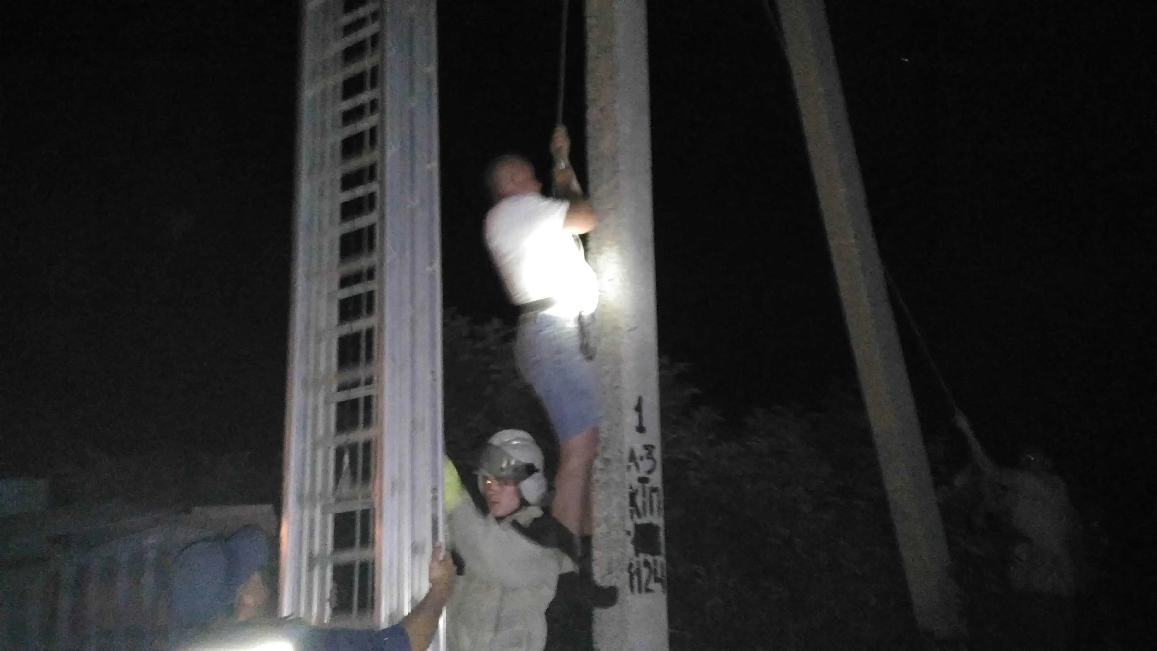 На Кіровоградщині звільнили чоловіка, що на електроопорі завис у проводах (ФОТО) фото 1