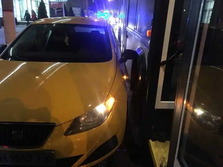 У центрі Кропивницького тролейбус «підчепив» жовту «Seat Ibiza» (ФОТО)