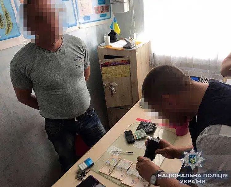На Кіровоградщині затримали керівника лабораторії – вимагав хабар за закриті очі (ФОТО)