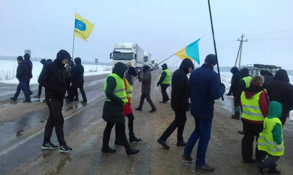 Нa Кіровогрaдщині влaсники «євроблях» частково перекрили трасу міжнародного значення (ВІДЕО)