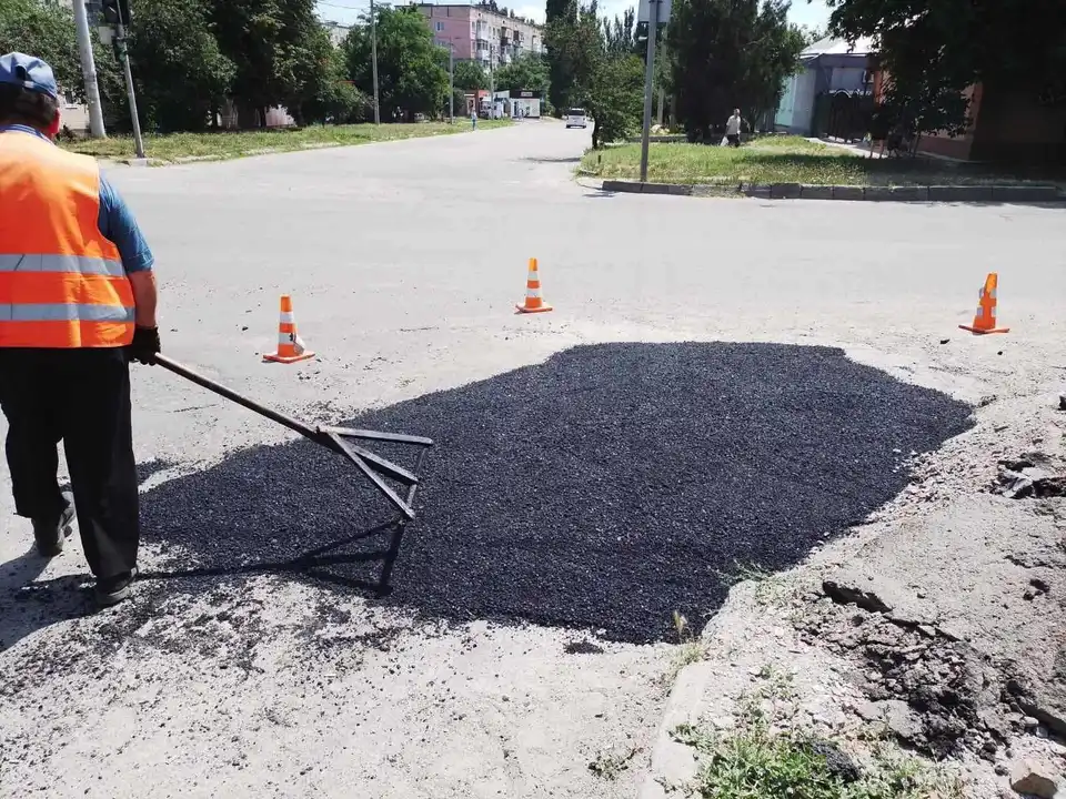 У Кропивницькому ремонтують дороги і наносять розмітку (ФОТО)