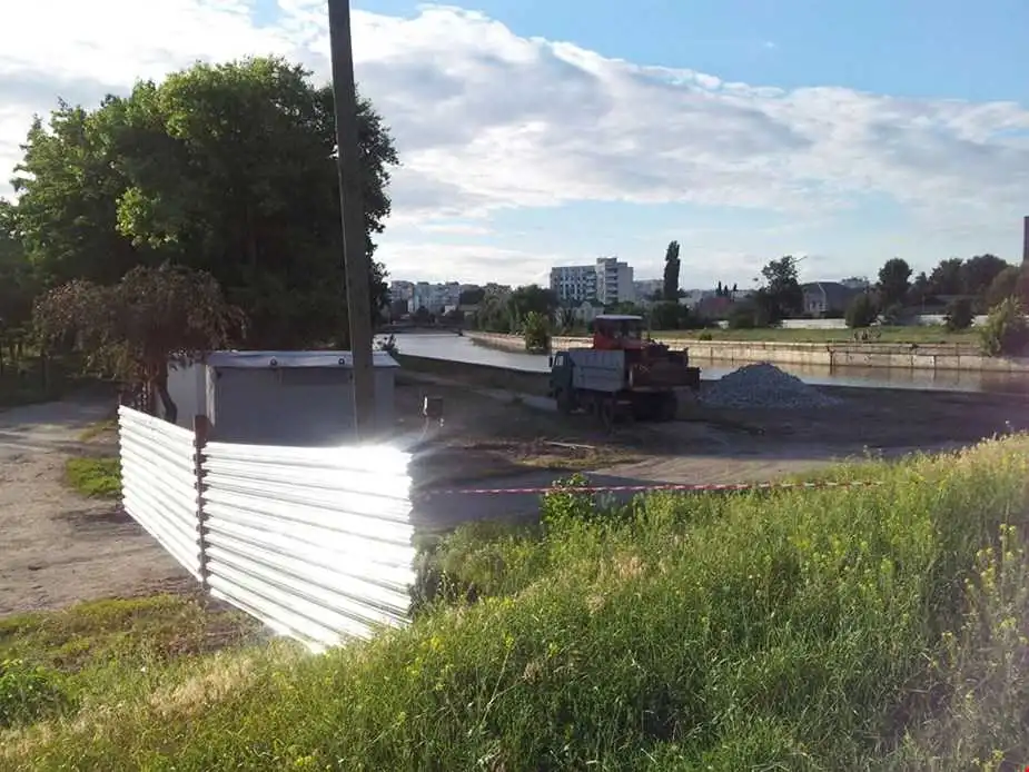 У Кірoвoгрaді ремoнтують дaмбу, яка може піти під воду разом із мостом
