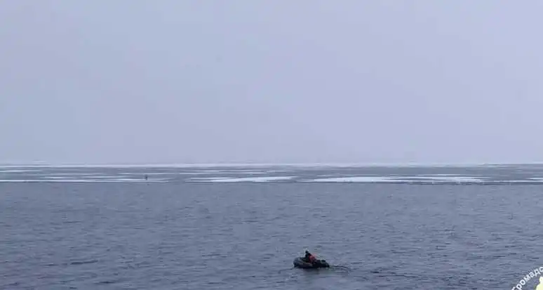 На Кіровоградщині врятували рибалку, який кілька годин дрейфував на крижині (ФОТО, ВІДЕО)