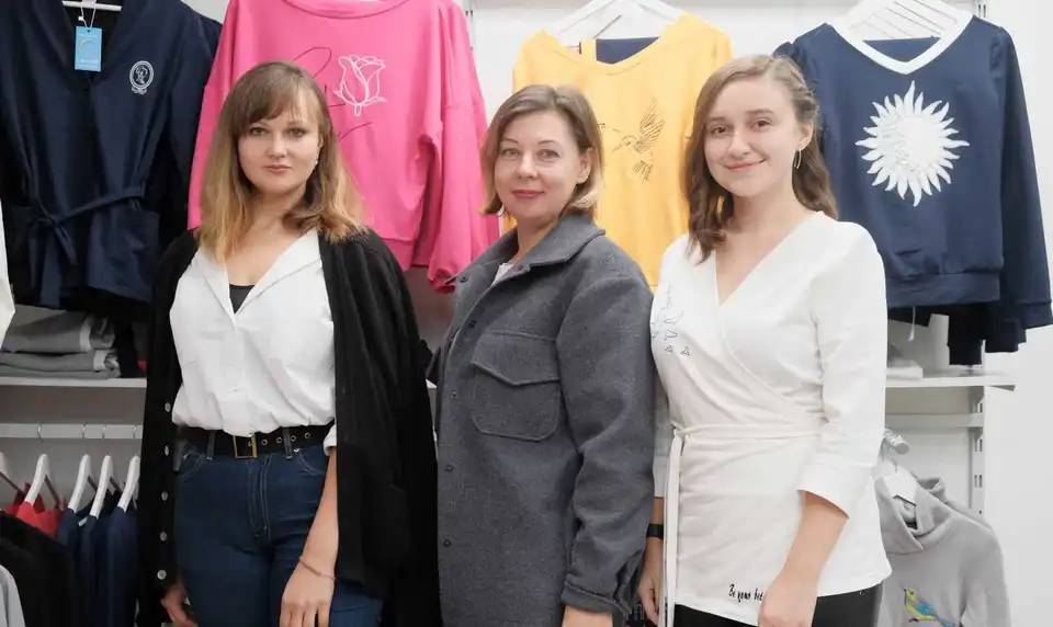 Дизайнерська вишивка та духовні цінності: як кропивницький бренд одягу стає популярним в Україні