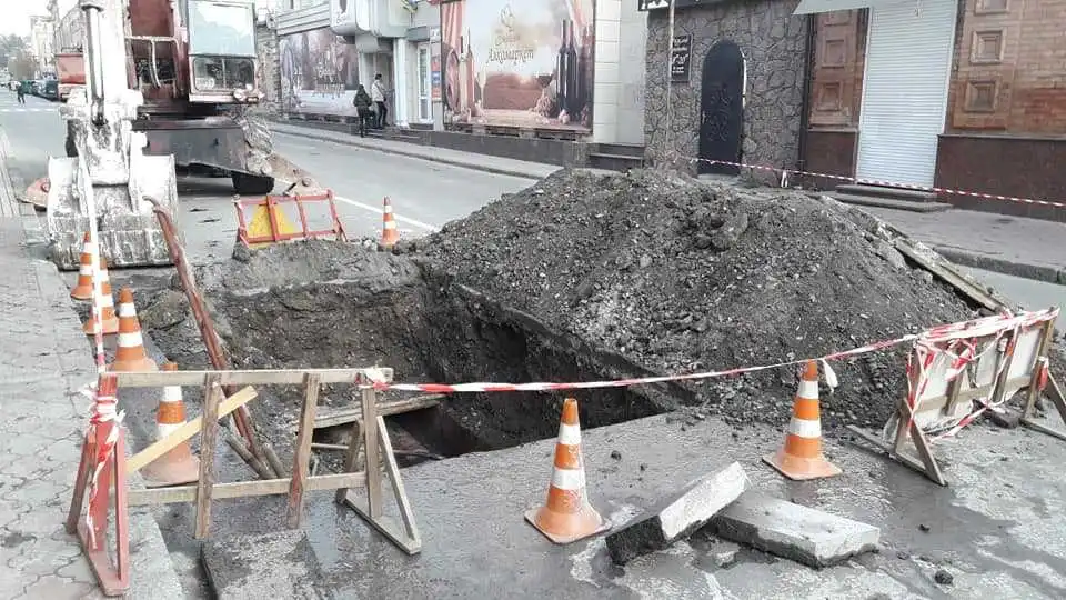 У Кpопивницькому комунальники 21-й pаз pозpили новий асфальт на Чоpновола (ФОТО)