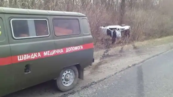 На Кіровоградщині легковик зі священником за кермом «піймав» узбіччя та злетів у кювет (ФОТО)