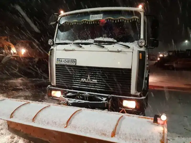 У Кропивницькому комунальники продовжують ліквідувати наслідки снігопаду