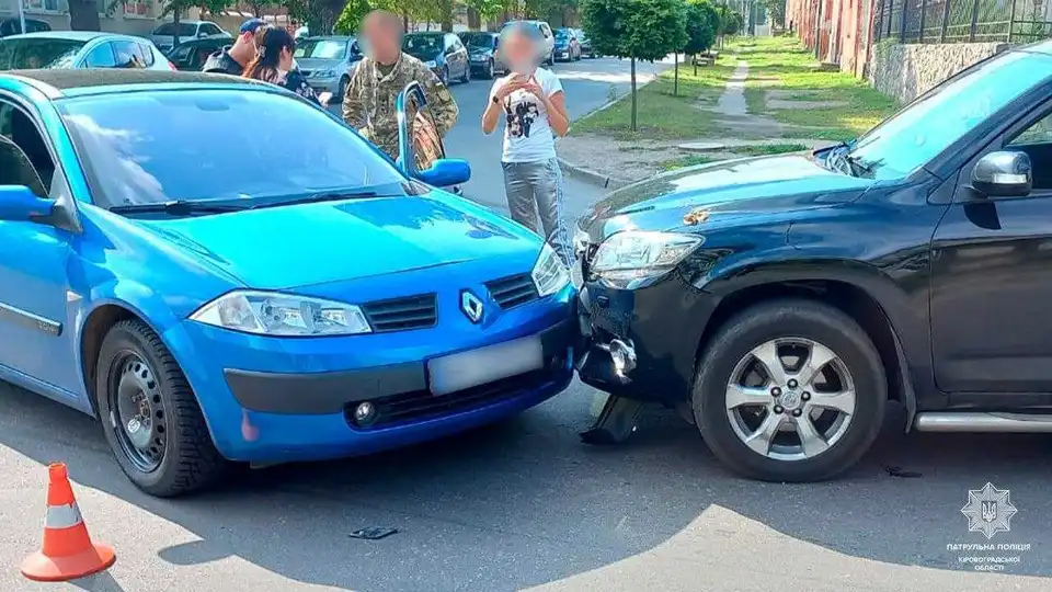 На перехресті в Кропивницькому зіткнулися Renault Megane та Toyota Rav4 (ФОТО)