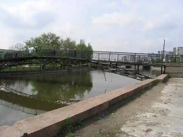 Набережну в Кіровограді рятуватимуть сучасними сміттєзбірниками фото 1