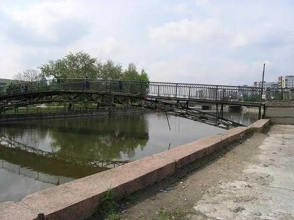 Набережну в Кіровограді рятуватимуть сучасними сміттєзбірниками фото 1