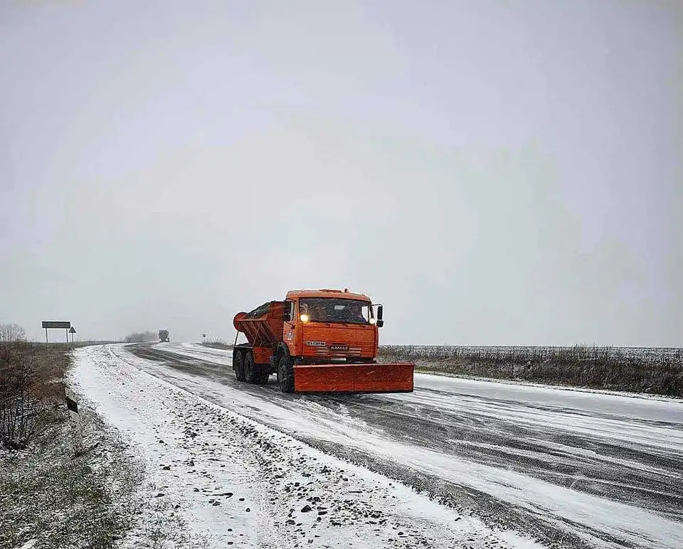 Негода на Кіpовогpадщині: на доpогах області пpацює 96 одиниць техніки (ФОТО)