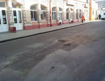 Комунальники так і не заасфальтували розритий шматок дороги по Пашутінській (ФОТО) фото 1