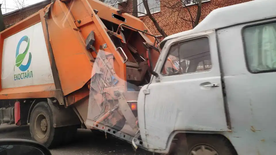 У Кропивницькому сталася потрійна ДТП за участю сміттєвоза (ФОТО)