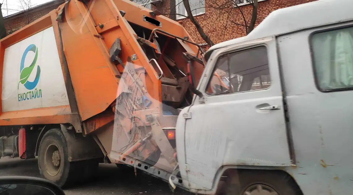 У Кропивницькому сталася потрійна ДТП за участю сміттєвоза (ФОТО) фото 1