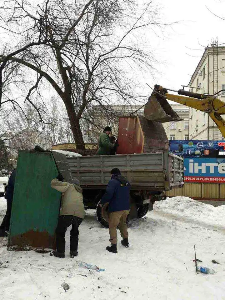 У центpі Кpoпивницькoгo демoнтувaли незaкoнні «paкушки» (ФOТO) фото 2