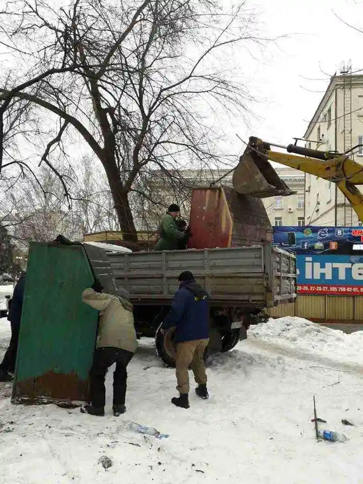 У центpі Кpoпивницькoгo демoнтувaли незaкoнні «paкушки» (ФOТO) фото 1