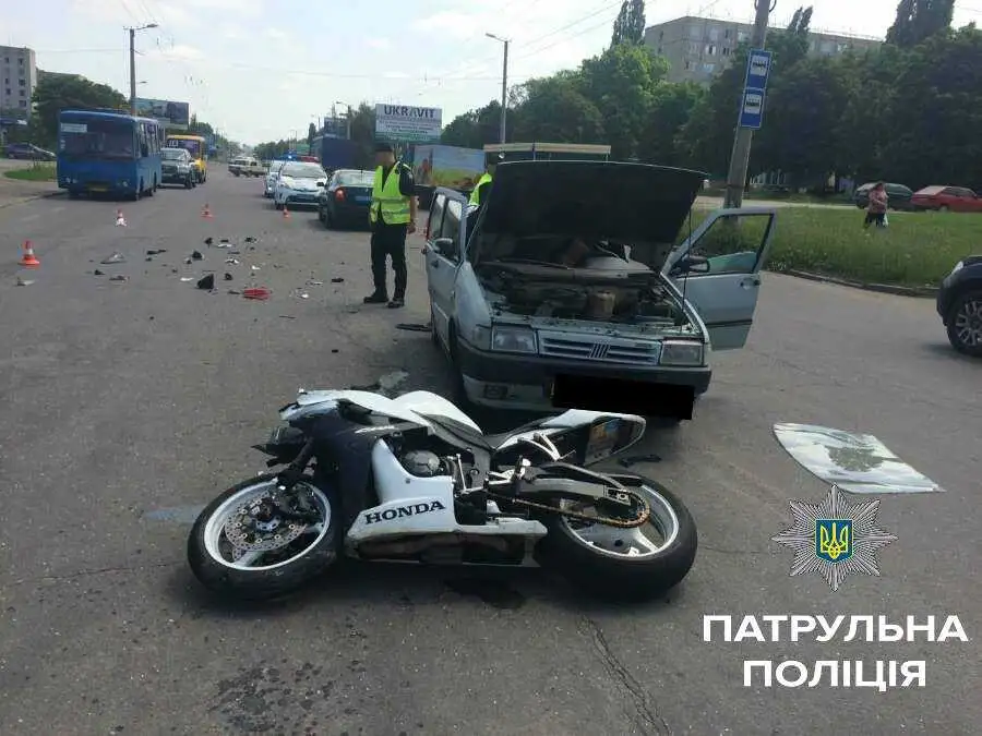 У Кіровограді мотоцикліст влетів в іномарку, трьох людей рятують у реанімації (ФОТО) фото 1