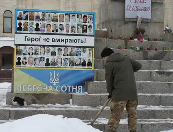 "Народна самооборона Кіровограда" прибрала сніг біля пам'ятника героям Небесної сотні фото 1