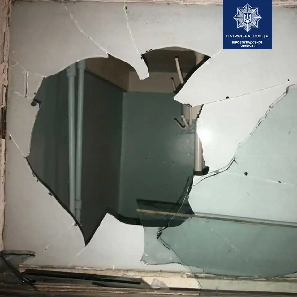 У Кропивницькому чоловік розбив вікно медзакладу через образу на лікаря  (ФОТО)