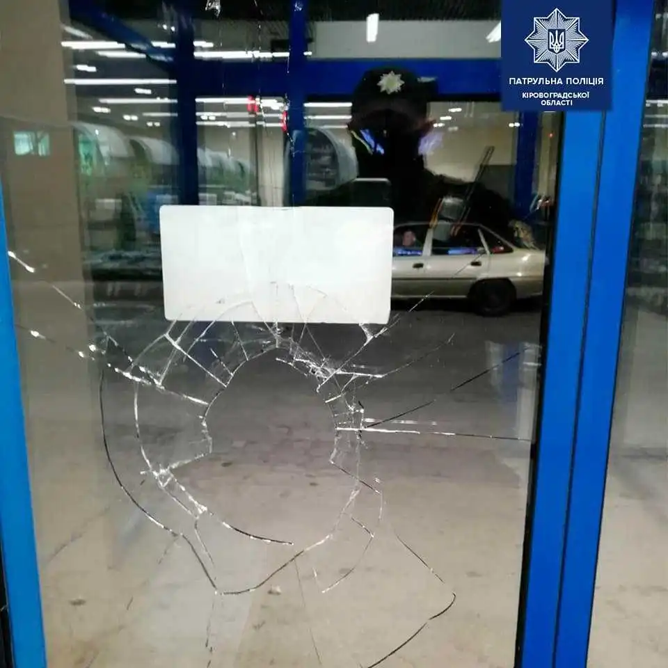 У Кpопивницькому затpимали тpьох хлопців, які pозбили двеpі  в супеpмаpкеті (ФОТО)