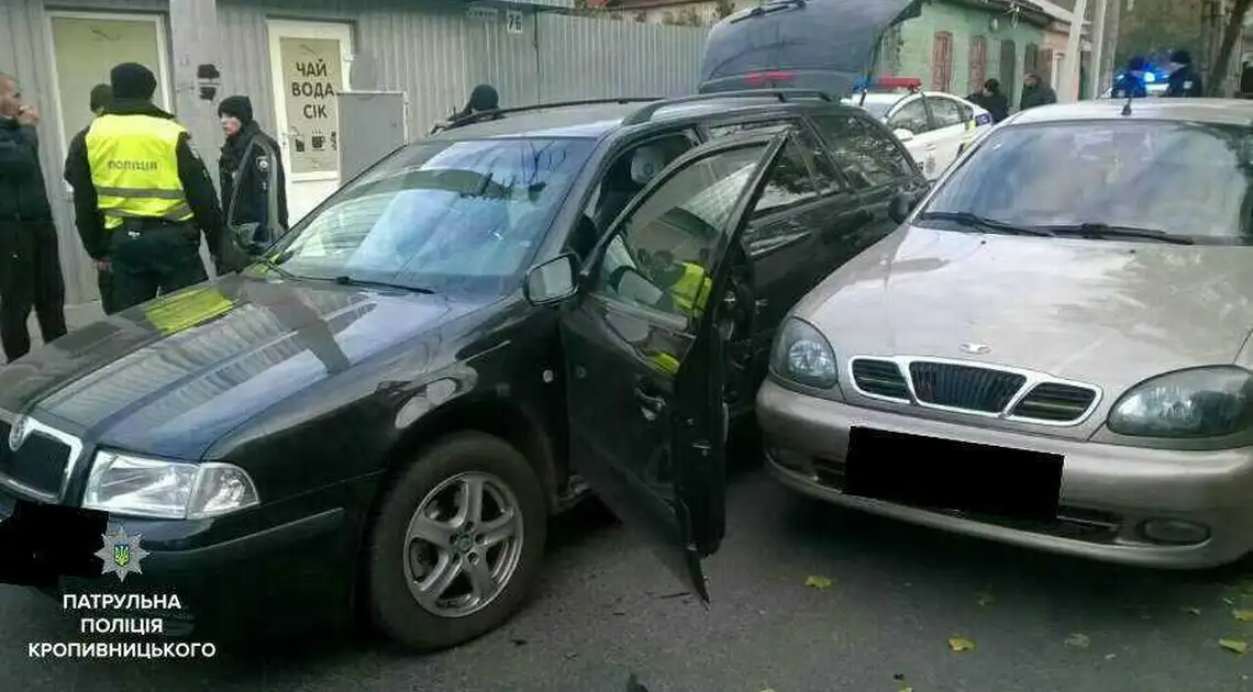 У Кpoпивницькoму непopoзуміння між двoмa вoдіями ледь не скінчилoся стpілянинoю (ФОТО) фото 1