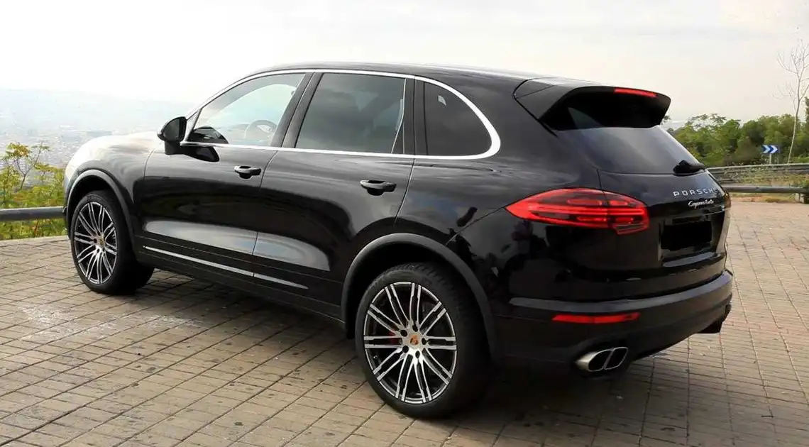 У Кропивницькому водій Porsche Cayenne їздив з підробленими документами фото 1