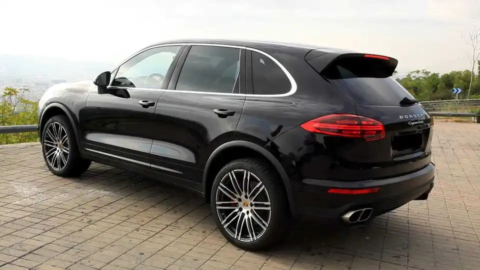 У Кропивницькому водій Porsche Cayenne їздив з підробленими документами фото 1