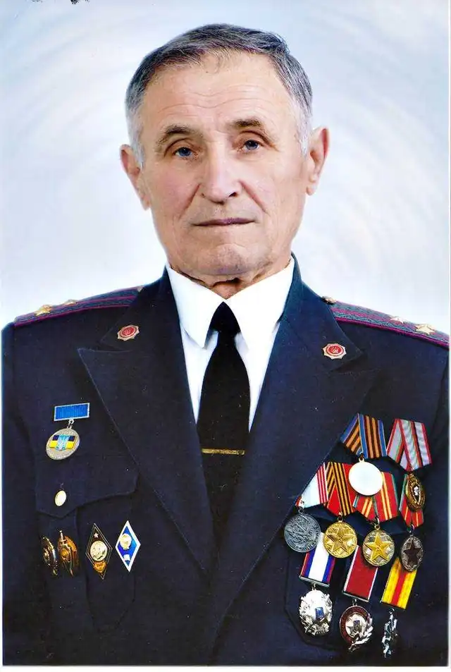 Позолочений годинник і сільська каса